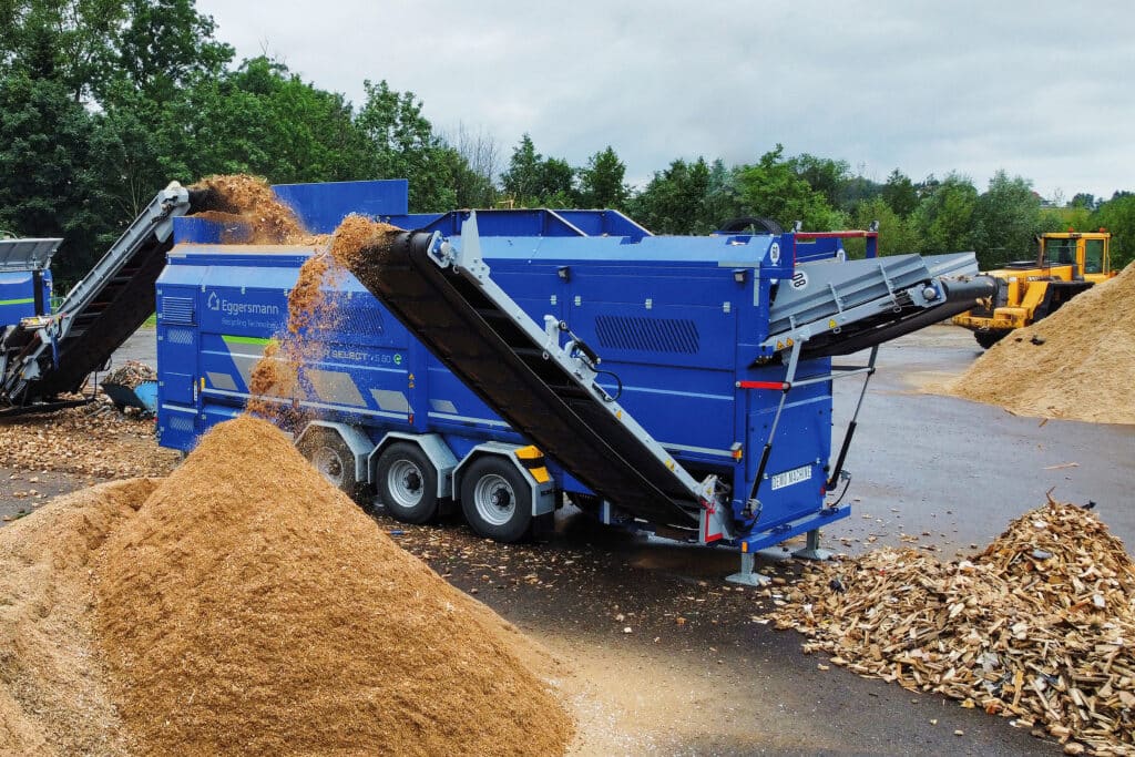 Eggersmann Terra Select S 60 e traite des copeaux de bois avec tapis convoyeurs et tas de paillis.