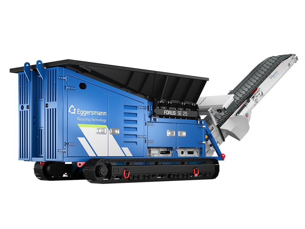 Broyeur mobile Eggersmann FORUS SE 25 sur chenilles avec convoyeur pour le recyclage industriel.