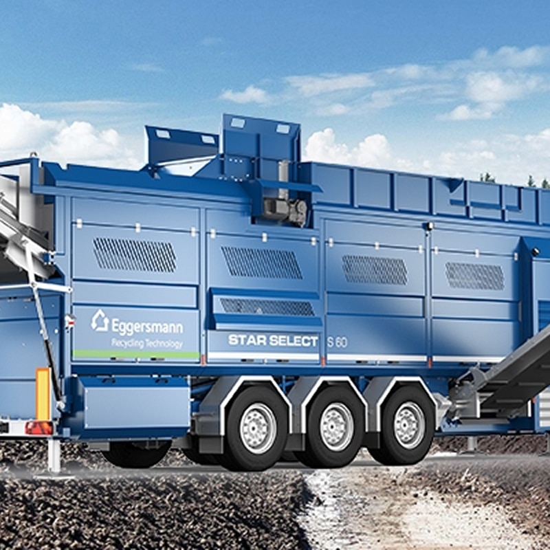 Machine de recyclage Eggersmann Star Select S 60 bleue sur châssis mobile à trois essieux pour traitement des déchets.