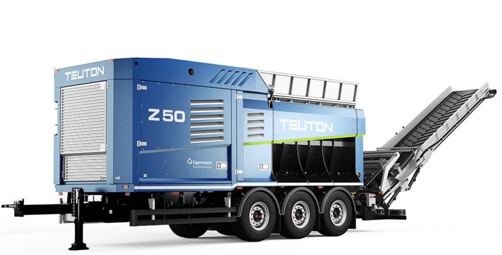 Broyeur universel TEUTON Z50 d'Eggersmann sur remorque avec tapis convoyeur pour le recyclage industriel.