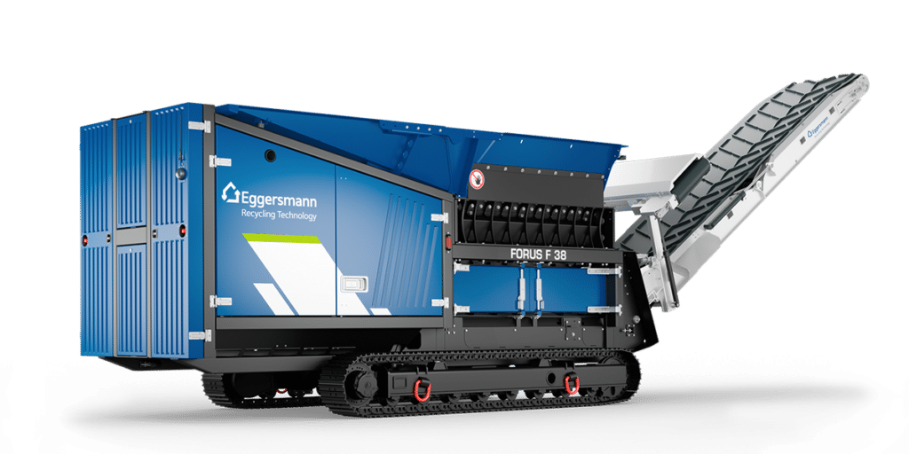 Broyeur mobile Eggersmann FORUS F 38 bleu sur chenilles avec convoyeur pour le recyclage industriel.