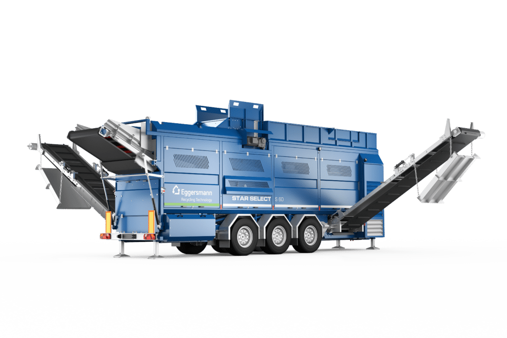 Cribleur à étoiles Eggersmann STAR SELECT S 60 bleu avec convoyeurs pour le recyclage, sur châssis mobile à trois essieux.